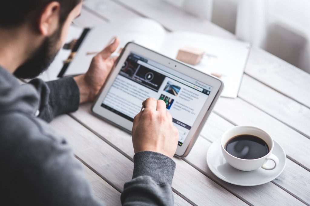 Werktafel met laptop en notitieboek voor onderzoek naar beste webhosting oplossingen