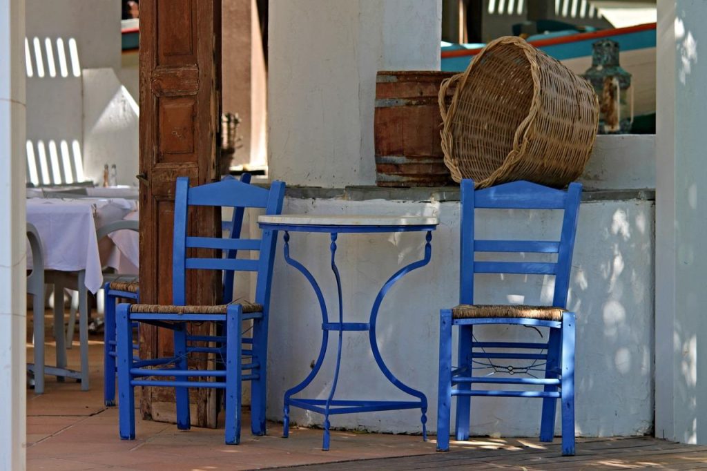 Moderne tuinkamer met grote glaspartijen en uitzicht op de tuin, ideaal voor het hele jaar genieten van buitenleven