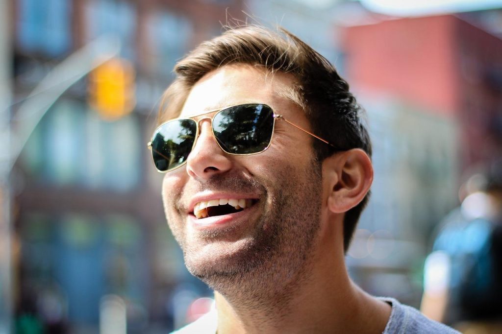 Drie duurzame cadeautips voor mannen: zakmes, Leatherman multitool en LED-zaklamp op een rij
