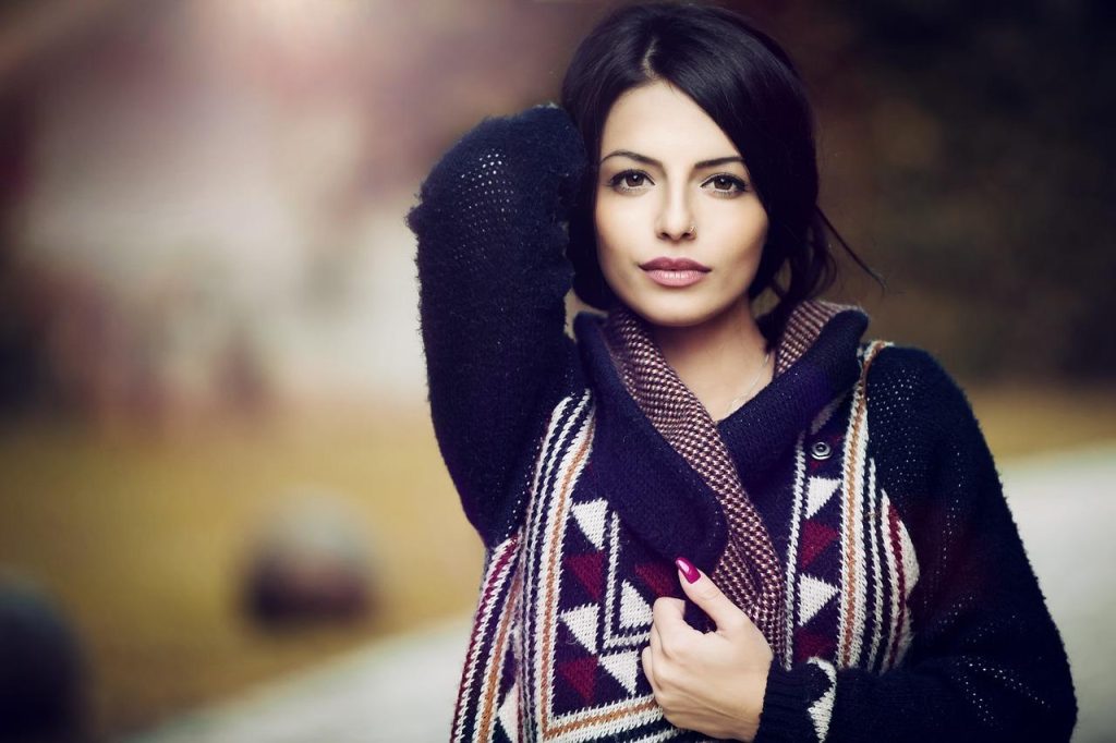 Vrouw met vernieuwde garderobe in trendy outfit toont hoe je je kledingkast met stijl kunt updaten