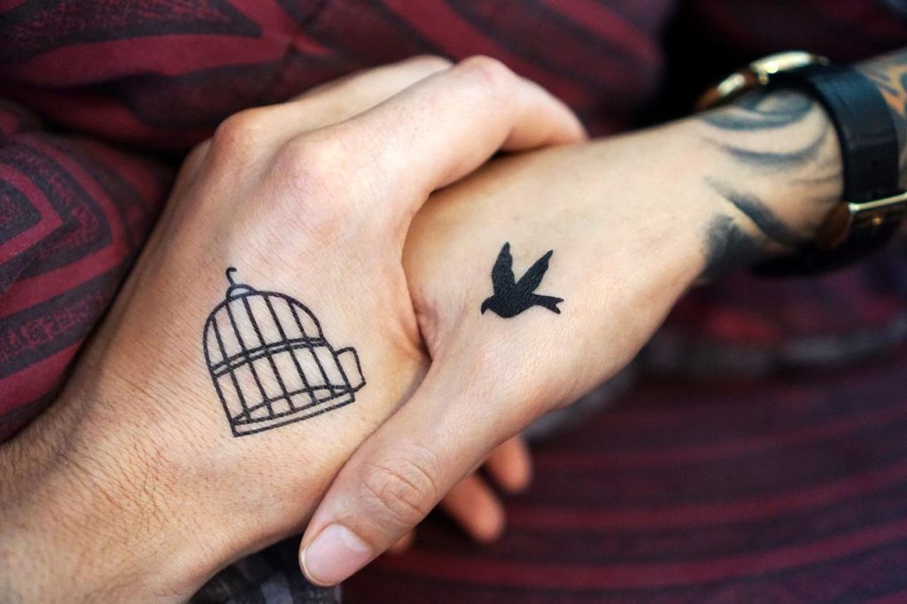 Gedetailleerd portret van een realistische tattoo met fotorealistische afbeelding op de huid, demonstrerend de vakkundigheid