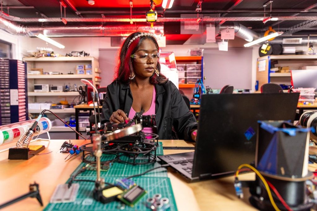 Veiligheid in de elektronica-industrie met werknemers die persoonlijke beschermingsmiddelen dragen en ESD-vloeren gebruiken