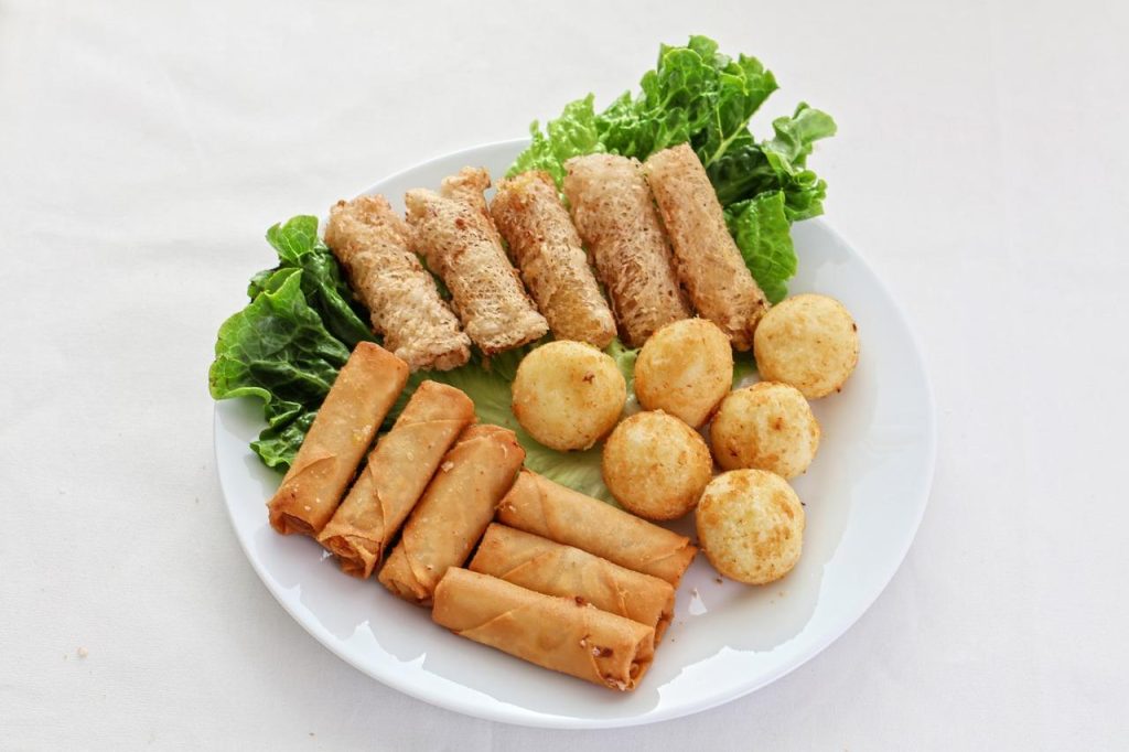 Moderne airfryer in een keuken met voorbeeld van bereid voedsel zoals frietjes en kippenvleugels