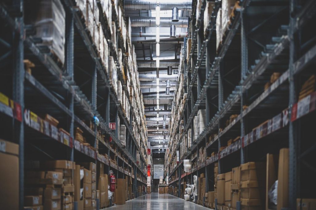 Evolutie van warehousing: van traditionele opslagplaatsen tot moderne geautomatiseerde logistieke magazijnen met robots en te