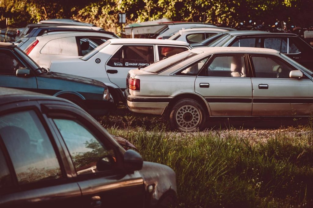 Autosloperij in Emmen met tweedehands auto onderdelen en duurzame recyclingpraktijken voor autoliefhebbers
