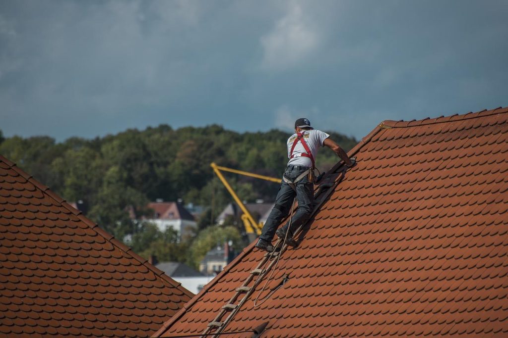 Huiseigenaar bestudeert dakbedekking in Ede met kwalitatieve dakpannen en goede isolatie tegen weersomstandigheden