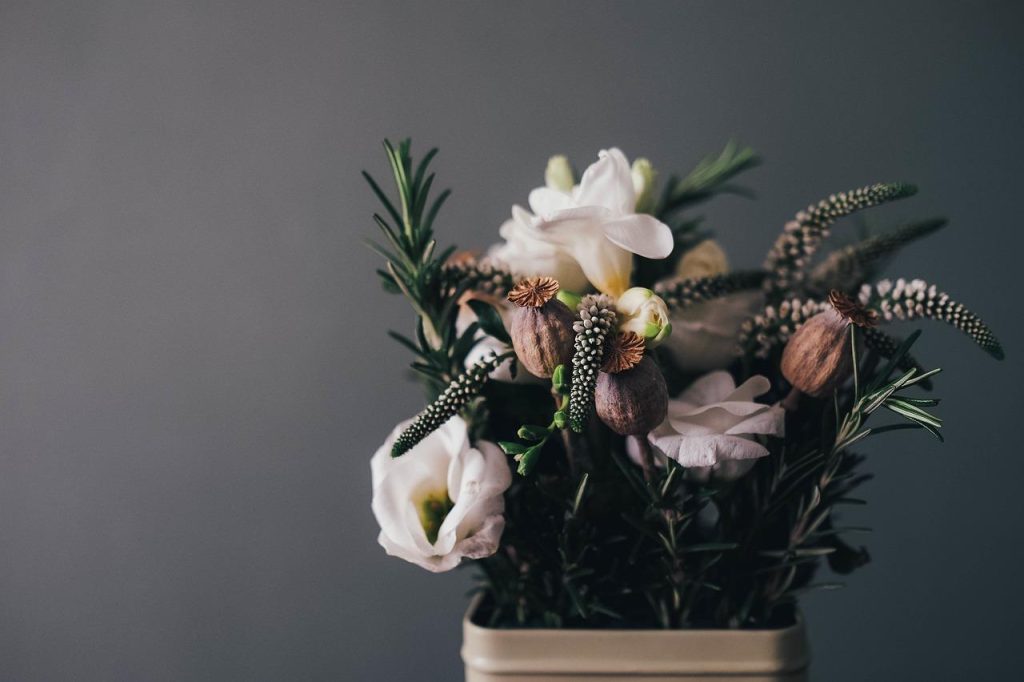 De Bloemist van Alphen aan den Rijn toont een prachtig assortiment van verse bloemen en arrangementen voor elke gelegenheid