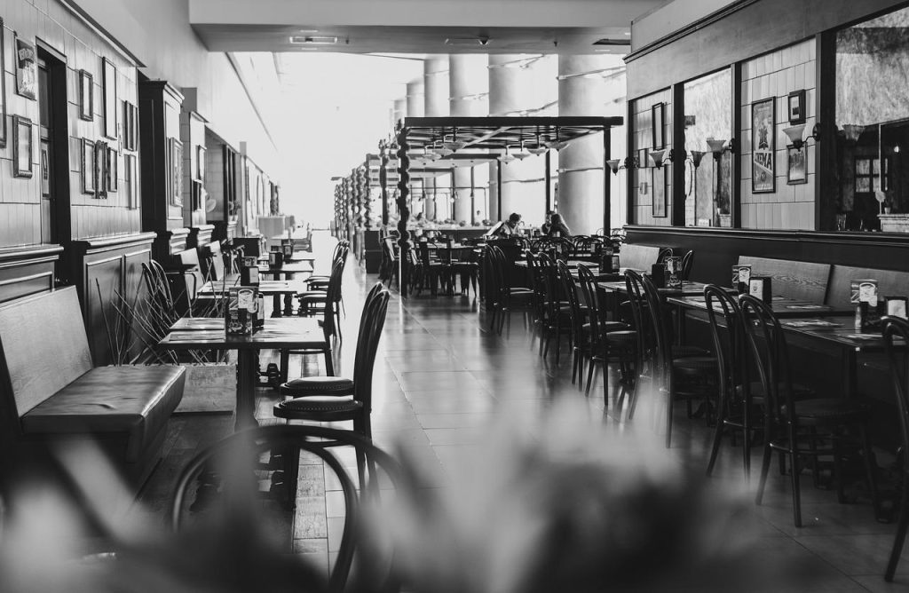 Zutphen cafetaria cultuur met traditionele snacks zoals frieten, kroketten en frikandellen in een gezellige eetgelegenheid