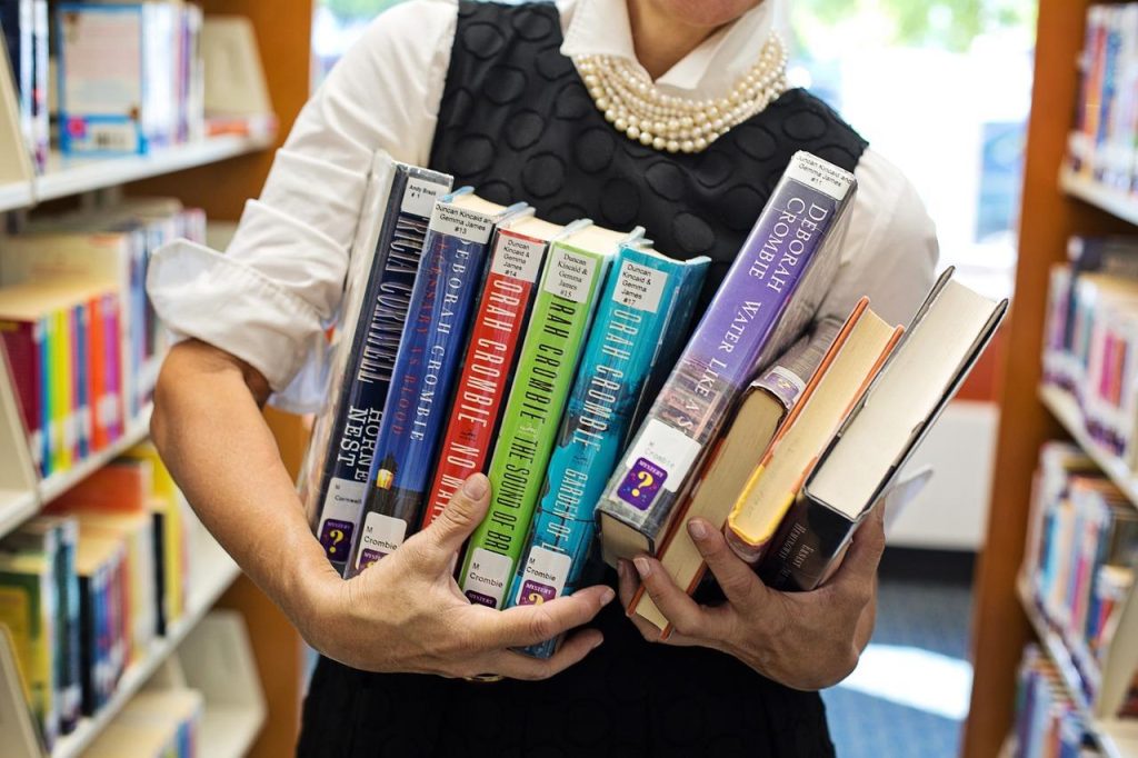 Interieur van Boekhandel in Bussum met zorgvuldig georganiseerde boekenplanken en een gezellige sfeer