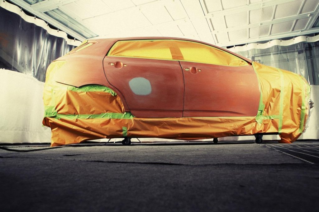 Professionele autospuiterij in Zeist met glanzend gespoten auto's en vakmanschap voor hoogwaardige lakafwerking