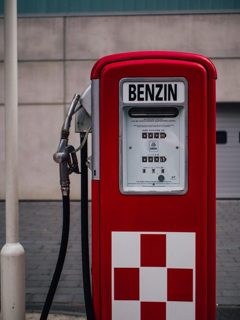Het nieuwe benzinestation in Almelo met moderne pompen voor traditionele en eco-vriendelijke brandstoffen