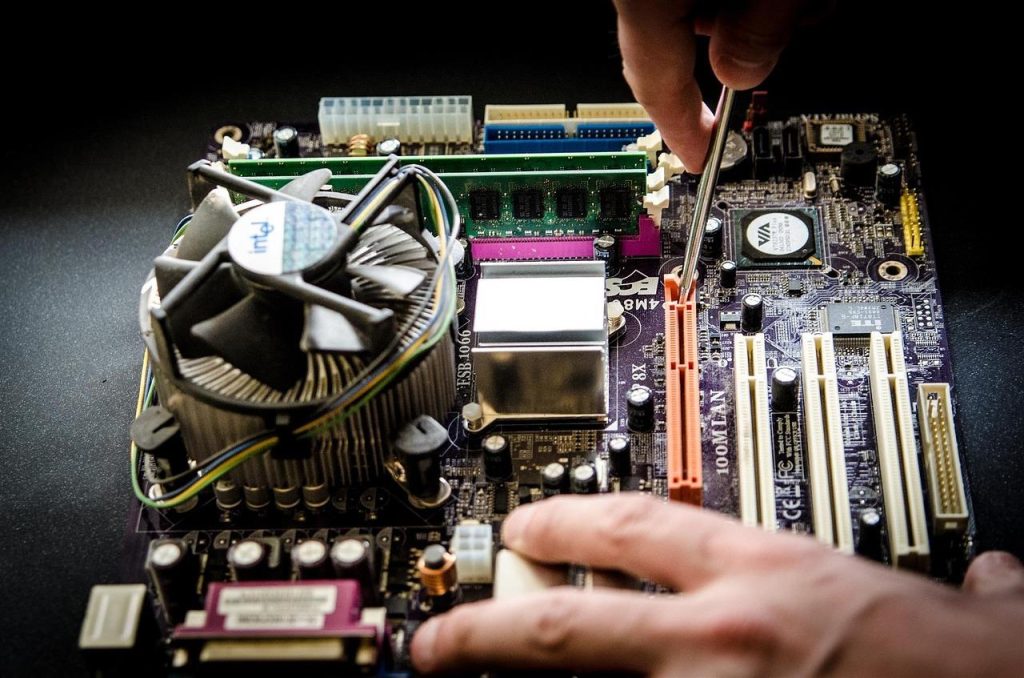 Computer reparatie in Hoogeveen - deskundige technicus voert diagnostische controle uit op computeronderdelen