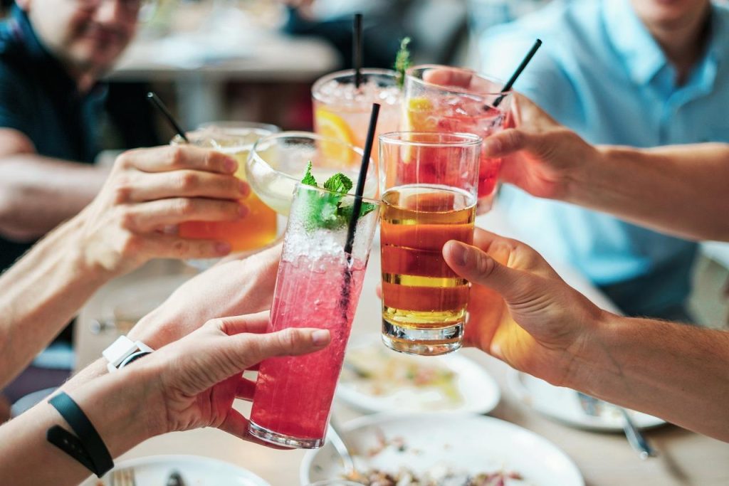 Restaurant Katwijk aan zee met uitzicht op de Noordzee en gasten die genieten van lokale zeevruchten
