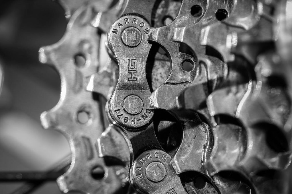 Vriendelijke fietsenmaker in Heerenveen voert onderhoud uit aan een fiets in het reparatiewerkplaats