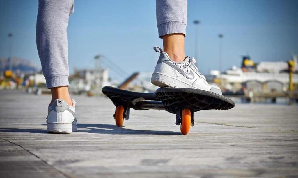 Skater voert trick uit in skatepark als onderdeel van sporten met passie en doorzettingsvermogen