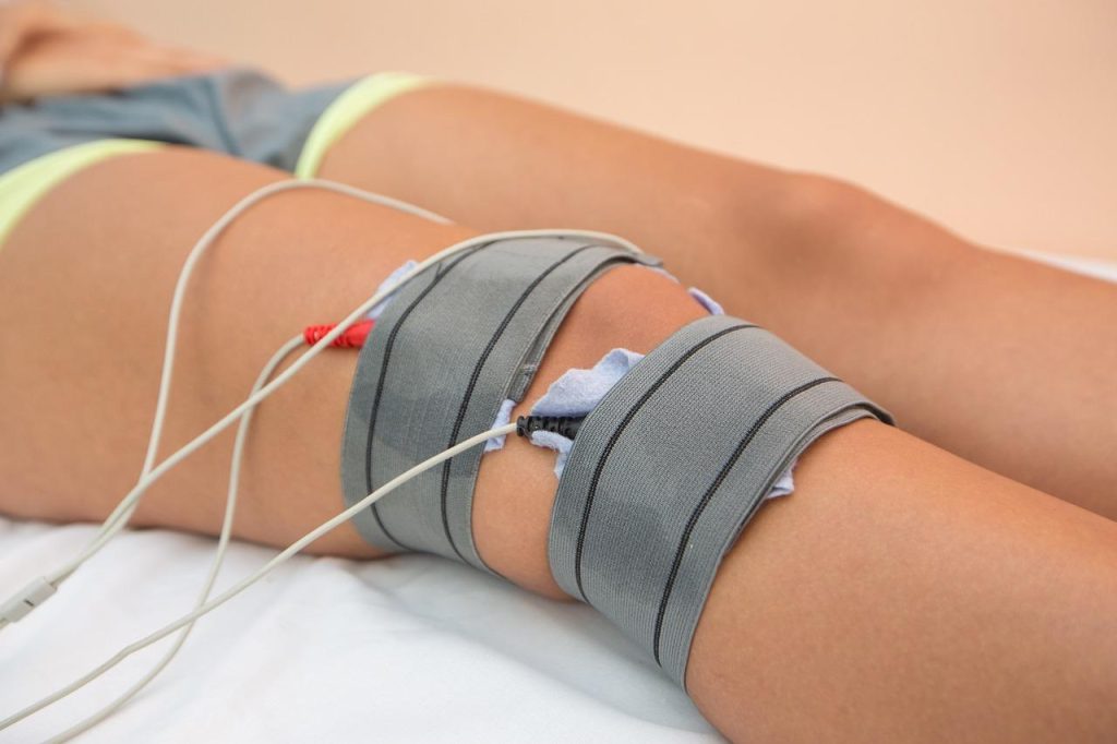 Fysiotherapeut behandelt patiënt in Venray met hands-on therapie voor pijnverlichting en mobiliteitsverbetering