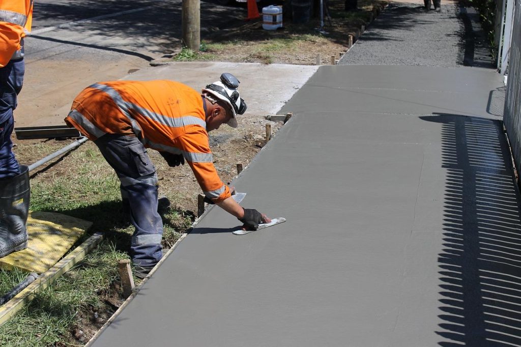 Betonpomp brengt beton efficiënt aan op bouwplaats voor snelle en nauwkeurige plaatsing