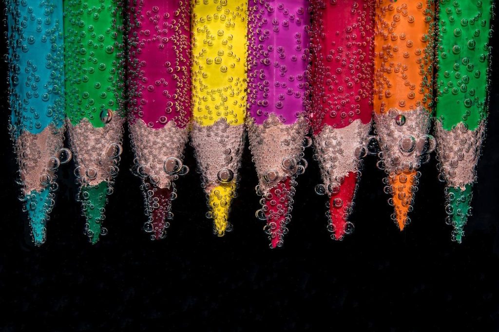Illustratie van kunst en antiek toegankelijk maken via digitale platforms, workshops en community-evenementen voor een breed
